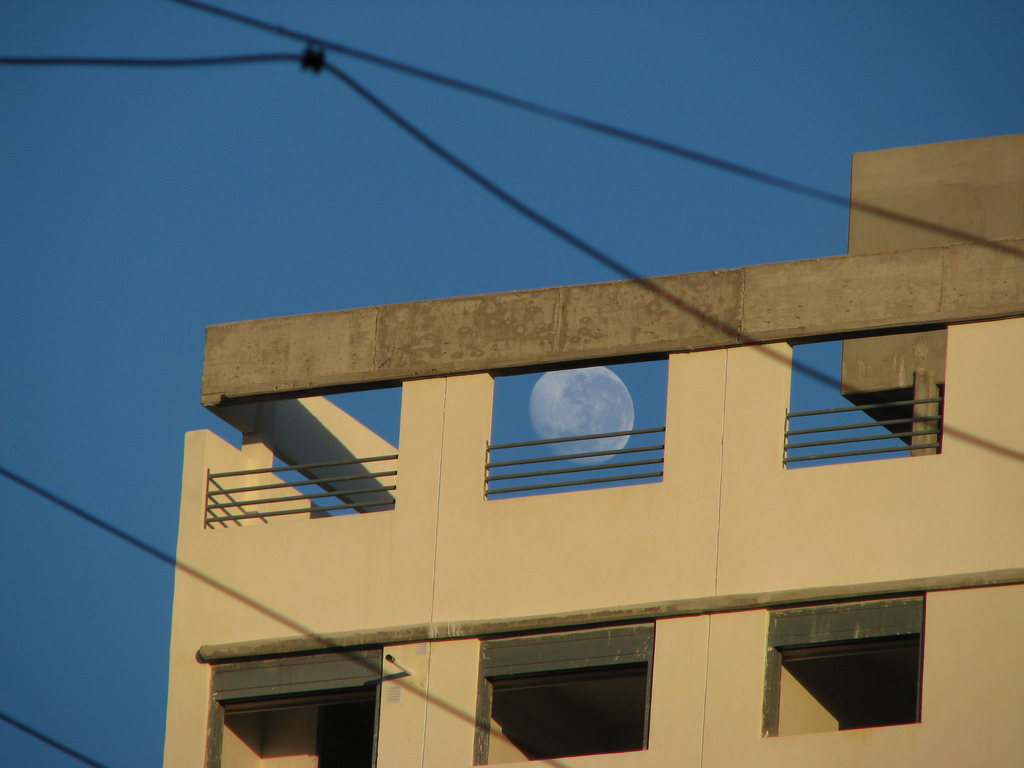Mond und unmögliche Figur