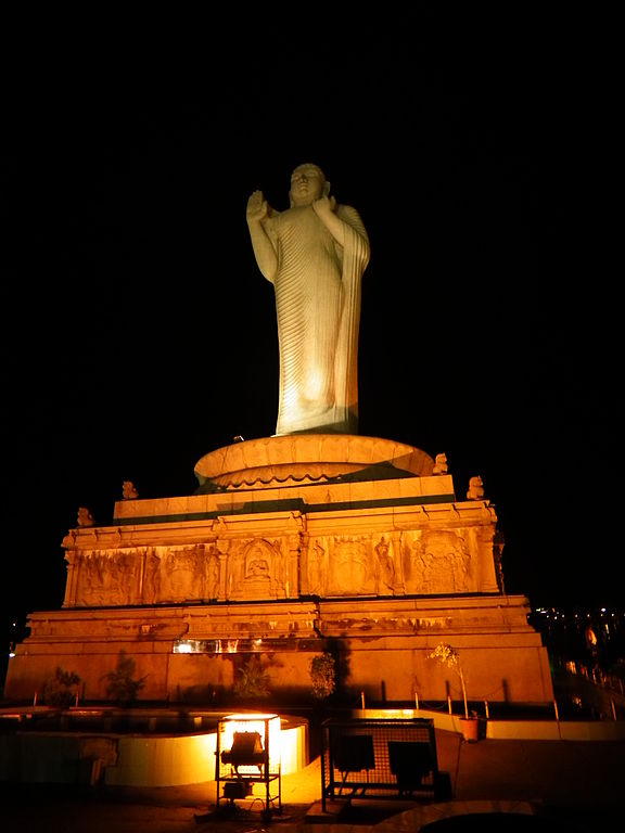 Buddha-Statue im Hussain Sagar-See